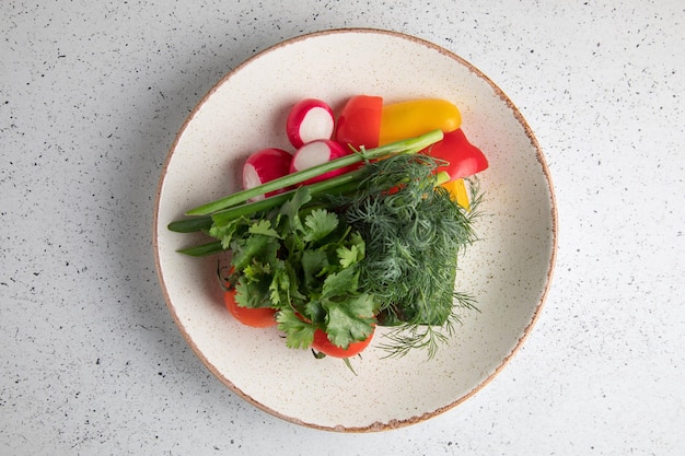 Farfurie creativă cu ingrediente proaspete